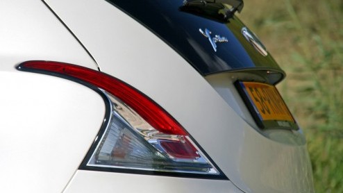 De nieuwe Ypsilon is Lancias nieuwste luxepaardje in de familie. Als vierde generatie heeft de compacte Italiaan een naam hoog te houden als het gaat om luxe en stijl. Hoe beleven we dat in de in de