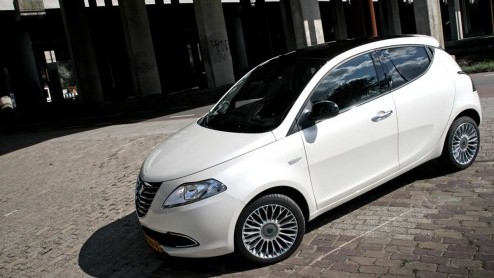 De nieuwe Ypsilon is Lancias nieuwste luxepaardje in de familie. Als vierde generatie heeft de compacte Italiaan een naam hoog te houden als het gaat om luxe en stijl. Hoe beleven we dat in de in de
