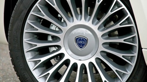 De nieuwe Ypsilon is Lancias nieuwste luxepaardje in de familie. Als vierde generatie heeft de compacte Italiaan een naam hoog te houden als het gaat om luxe en stijl. Hoe beleven we dat in de in de
