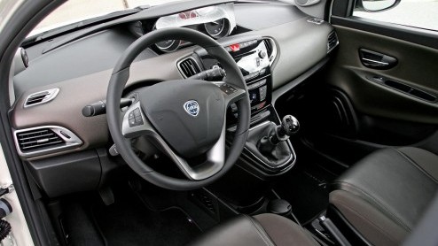 De nieuwe Ypsilon is Lancias nieuwste luxepaardje in de familie. Als vierde generatie heeft de compacte Italiaan een naam hoog te houden als het gaat om luxe en stijl. Hoe beleven we dat in de in de