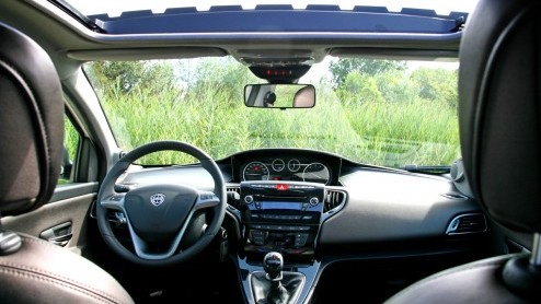 De nieuwe Ypsilon is Lancias nieuwste luxepaardje in de familie. Als vierde generatie heeft de compacte Italiaan een naam hoog te houden als het gaat om luxe en stijl. Hoe beleven we dat in de in de