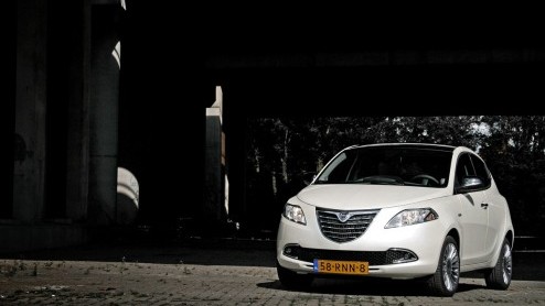 De nieuwe Ypsilon is Lancias nieuwste luxepaardje in de familie. Als vierde generatie heeft de compacte Italiaan een naam hoog te houden als het gaat om luxe en stijl. Hoe beleven we dat in de in de