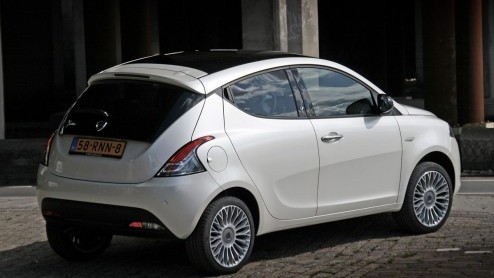 De nieuwe Ypsilon is Lancias nieuwste luxepaardje in de familie. Als vierde generatie heeft de compacte Italiaan een naam hoog te houden als het gaat om luxe en stijl. Hoe beleven we dat in de in de