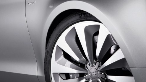 Audi neemt naast de RS3, nieuwe A6 en A7 de A8 Hybrid mee naar de AutoRAI. De ultieme spaarlimo met 2.0 TFSI benzine en een elektromotor verbruikt slechts 6.2l/100km en kan korte afstanden ook volledi