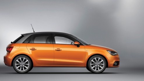 Hij is nu helemaal officieel: de Audi A1 Sportback. Deze nieuwe vijfdeursvariant wordt geleverd met twee zitplaatsen achterin en mag als eerste rekenen op een 1.4 TFSI met cilinderuitschakeling.