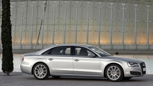 Het vlaggenschip van Audi krijgt een nieuwe achtcilinder, en niet zomaar eentje. De vertrouwde 4.2 FSI wordt opgevolgd door de 4.0 TFSI quattro met meer vermogen en een lager verbruik.