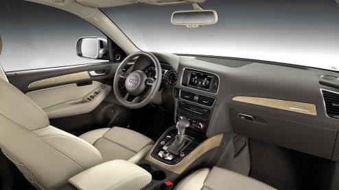 Audi heeft nu zelf de facelift van de Q5 officieel bekend gemaakt. Nu weten we dat de strakgetrokken versie vanaf oktober bij de dealer staat. Nieuw in het gamma zijn de 2.0 TFSI met 225 pk en een 3.0