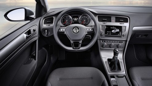 Collega Mark van Loo is op dit moment aan het rijden met de nieuwe Volkswagen Golf op Sardini. Zijn bevindingen lees je later. We kunnen alvast wel de aanschafprijzen uit de doeken doen.