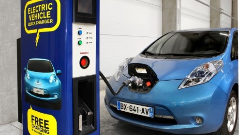 Nissan is gestart met het plaatsen van vierhonderd snelladers op strategisch uitgekozen locaties in Europa. Daarmee kunnen berijders van een Nissan Leaf en andere elektrisch aangedreven voertuigen de
