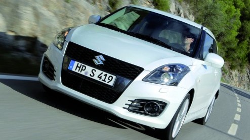 De nieuwe Suzuki Swift is inmiddels geen onbekende meer op de Nederlandse wegen. En ding had hij voor de sportievelingen nog wel nodig; een beetje pit. De Japanners houden de traditie in ere en hebbe