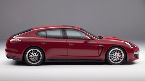 Porsche presenteert een ng sportievere versie van zijn Gran Turismo: de Panamera GTS. De Gran Turismo Sport heeft meer vermogen, een verlaagd en nog sportiever afgestemd onderstel en betere remmen. O