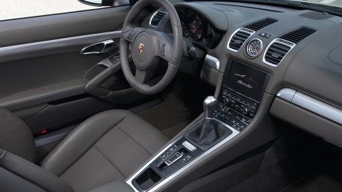 De nieuwe Porsche Boxster is geen geheim meer. Porsche doet vandaag alle details uit de doeken en dan blijkt dat werkelijk elk onderdeel nieuw is. De derde generatie van de sportauto staat begin april