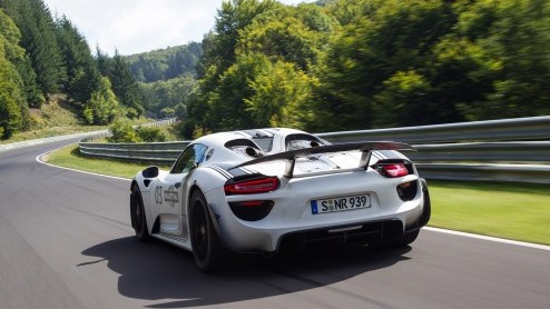 Een prototype van de Porsche 918 Spyder heeft alvast zijn beste beentje voor gezet op de Nordschleife van de Nurburgring. De supersnelle plug-in hybride liet een tijd van 7:14 minuten voor zich notere