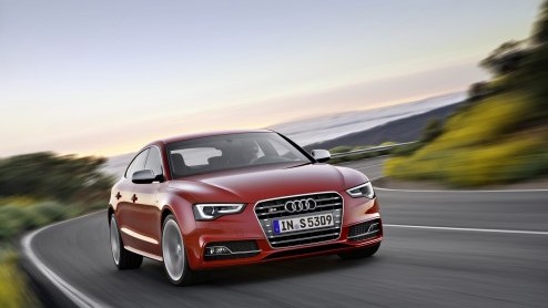 Audi pakt door. Na de komst van de nieuwe A6 is het nu de beurt aan de vernieuwde A5 en S5. Het duo is door een facelift optisch strakgetrokken en tot 22% zuiniger. De 1.8 TFSI valt zelfs in de 20% bi