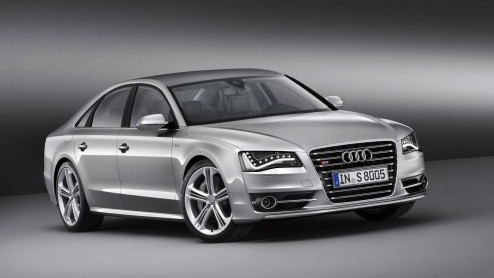 Audis vlaggenschip verschijnt ook in getrainde jas op de IAA. De S8 profiteert met 520 pk maximaal van de 4.0 TFSI V8 Biturbo en komt in mei 2012 op de markt.