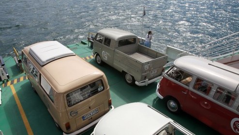 De vrijbuiter van Volkswagen is zestig geworden. Volkswagen heeft het jubileum van de Camper in konvooi gevierd. Eindbestemming? Het Italiaanse Verona, nabij het Gardameer.