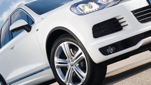Volkswagen past het leveringsprogramma van de Touareg in Nederland aan. De luxe SUV is er voortaan alleen nog met een V6 TDI of als Hybride. Nieuw is ook het R-Line uitrustingsniveau. Prijzen beginnen