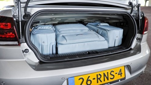 Omdat het lente is mag het dak er af, moeten ze bij Volkswagen gedacht hebben. Daarom komen onze oosterburen met een gunstige prijsstelling voor de Golf cabrio. Beschikbaar in diverse motoriseringen i