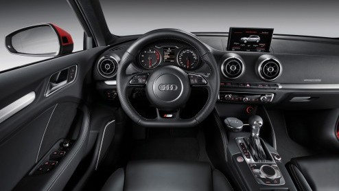 En dat is twee: de Audi A3 Sportback. Hij is ietsje groter dan zijn voorganger, biedt meer (bagage)ruimte maar is toch 90 kilo lichter. Voor het eerst is de wielbasis verlengd. Vanaf februari 2013 kom