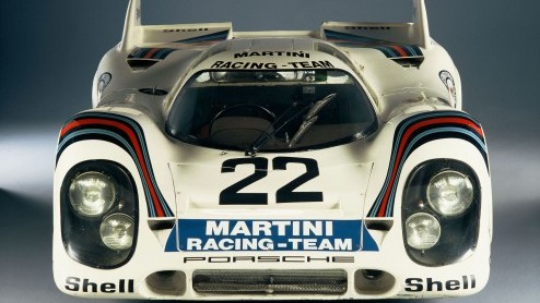 Porsche is druk in de weer met de 918 Spyder en heeft  zolang het nog kan  een prototype naar de Nordschleife gestuurd voor testritten. Om historisch verantwoord op te vallen is het exemplaar uitgev