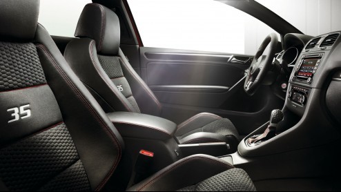 Volkswagen heeft de feesteditie van de Golf GTI geprijsd. De GTI Edition35 mag voor 35.790 euro de deur uit. Behalve iets meer vermogen heeft de feestversie ook een riantere standaarduitrusting.