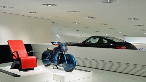 Het Porsche Museum in Stuttgart-Zuffenhausen opende onlangs zijn nieuwste tentoonstelling: 40 jaar Porsche Design. In deze speciale tentoonstelling zet Porsche het eigen designlabel centraal waaruit