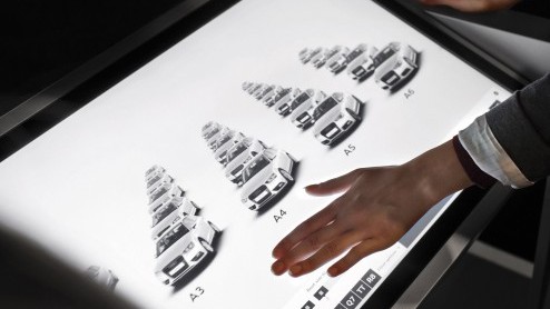 Audi heeft een digitale showroom geopend in het hartje van Londen. In de relatief kleine ruimte wordt daar het volledige modellenprogramma digitaal gepresenteerd. De komende jaren komen er nog meer cy