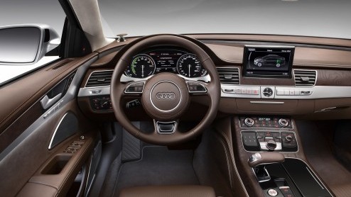 Het is officieel: de Audi A8 Hybrid komt naar de IAA en gaat vanaf volgend jaar in productie. Met een verbruik van slechts 6.4l/100km en 148 gram CO2 is de limousine een van de zuinigste in zijn klass