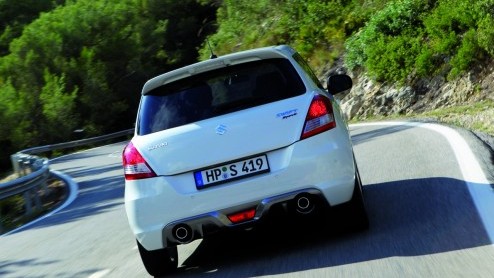 De nieuwe Suzuki Swift is inmiddels geen onbekende meer op de Nederlandse wegen. En ding had hij voor de sportievelingen nog wel nodig; een beetje pit. De Japanners houden de traditie in ere en hebbe