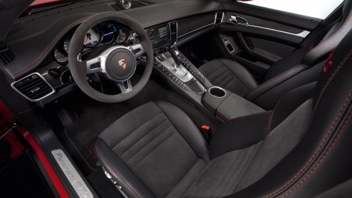 Porsche presenteert een ng sportievere versie van zijn Gran Turismo: de Panamera GTS. De Gran Turismo Sport heeft meer vermogen, een verlaagd en nog sportiever afgestemd onderstel en betere remmen. O