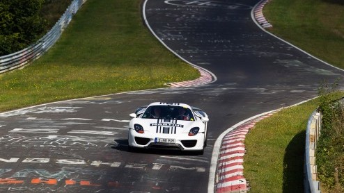 Een prototype van de Porsche 918 Spyder heeft alvast zijn beste beentje voor gezet op de Nordschleife van de Nurburgring. De supersnelle plug-in hybride liet een tijd van 7:14 minuten voor zich notere