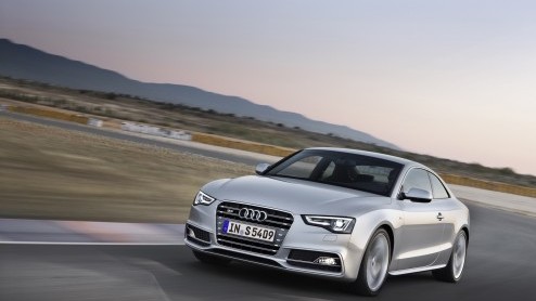 Audi pakt door. Na de komst van de nieuwe A6 is het nu de beurt aan de vernieuwde A5 en S5. Het duo is door een facelift optisch strakgetrokken en tot 22% zuiniger. De 1.8 TFSI valt zelfs in de 20% bi