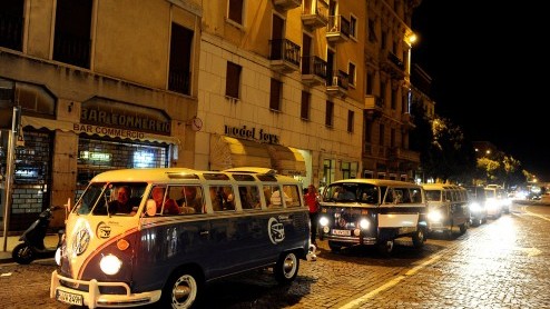 De vrijbuiter van Volkswagen is zestig geworden. Volkswagen heeft het jubileum van de Camper in konvooi gevierd. Eindbestemming? Het Italiaanse Verona, nabij het Gardameer.