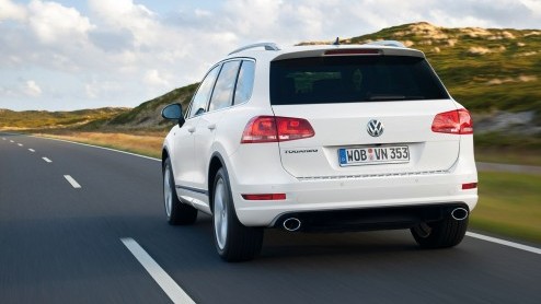 Volkswagen past het leveringsprogramma van de Touareg in Nederland aan. De luxe SUV is er voortaan alleen nog met een V6 TDI of als Hybride. Nieuw is ook het R-Line uitrustingsniveau. Prijzen beginnen