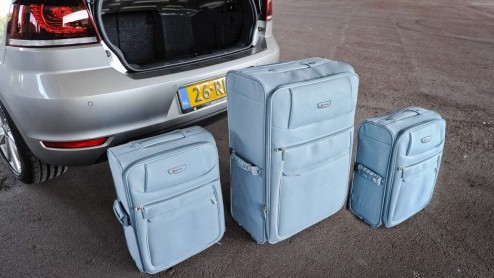 Omdat het lente is mag het dak er af, moeten ze bij Volkswagen gedacht hebben. Daarom komen onze oosterburen met een gunstige prijsstelling voor de Golf cabrio. Beschikbaar in diverse motoriseringen i
