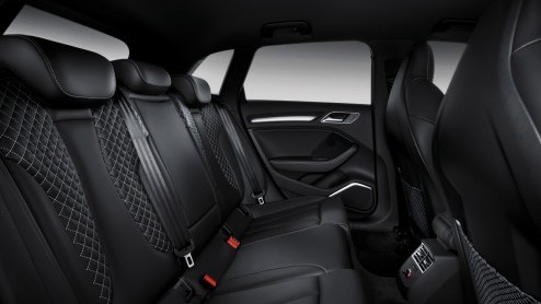 En dat is twee: de Audi A3 Sportback. Hij is ietsje groter dan zijn voorganger, biedt meer (bagage)ruimte maar is toch 90 kilo lichter. Voor het eerst is de wielbasis verlengd. Vanaf februari 2013 kom