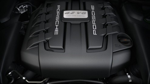 We hebben er even op moeten wachten, maar binnenkort is de Porsche Cayenne ook leverbaar met een hele flinke diesel. De Cayenne S Diesel krijgt de beschikking over een 4.2 TDI V8 met 382 pk en 850 Nm.