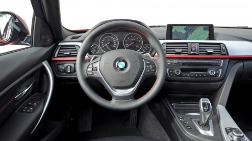De nieuwe BMW 3 Serie belooft een goed nieuws show te worden dankzij innovatieve moderne snufjes, nog zuiniger motoren en meer interieurruimte. Grote vraag is nu hoe de F30-generatie zich op de weg