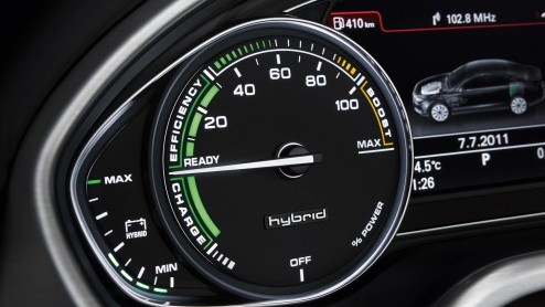 Het is officieel: de Audi A8 Hybrid komt naar de IAA en gaat vanaf volgend jaar in productie. Met een verbruik van slechts 6.4l/100km en 148 gram CO2 is de limousine een van de zuinigste in zijn klass