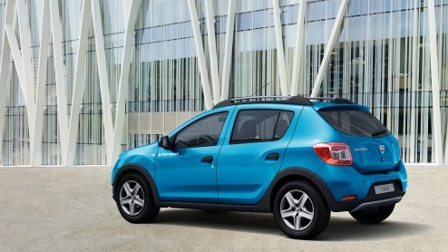 Eind deze maand gaan we kennismaken met de nieuwe Dacia Logan en Sandero. Van die laatste zijn zojuist de prijzen vrijgegeven; de nieuwe Sandero staat in december bij de dealer vanaf 10.990 euro en ko