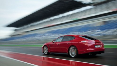 Porsche presenteert een ng sportievere versie van zijn Gran Turismo: de Panamera GTS. De Gran Turismo Sport heeft meer vermogen, een verlaagd en nog sportiever afgestemd onderstel en betere remmen. O