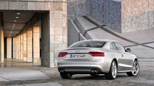 Audi pakt door. Na de komst van de nieuwe A6 is het nu de beurt aan de vernieuwde A5 en S5. Het duo is door een facelift optisch strakgetrokken en tot 22% zuiniger. De 1.8 TFSI valt zelfs in de 20% bi
