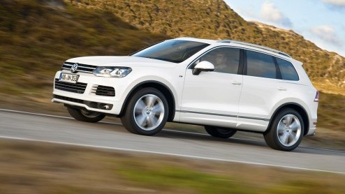 Volkswagen past het leveringsprogramma van de Touareg in Nederland aan. De luxe SUV is er voortaan alleen nog met een V6 TDI of als Hybride. Nieuw is ook het R-Line uitrustingsniveau. Prijzen beginnen