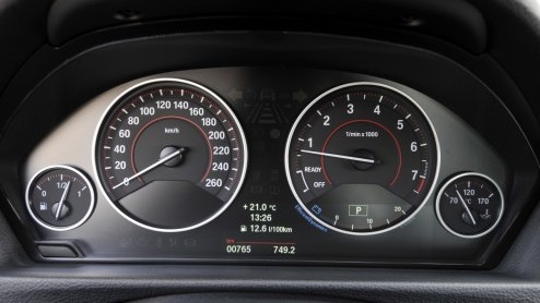De nieuwe BMW 3 Serie belooft een goed nieuws show te worden dankzij innovatieve moderne snufjes, nog zuiniger motoren en meer interieurruimte. Grote vraag is nu hoe de F30-generatie zich op de weg