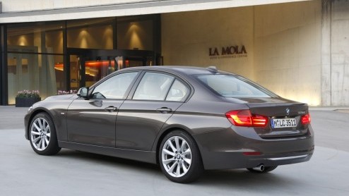 De nieuwe BMW 3 Serie belooft een goed nieuws show te worden dankzij innovatieve moderne snufjes, nog zuiniger motoren en meer interieurruimte. Grote vraag is nu hoe de F30-generatie zich op de weg
