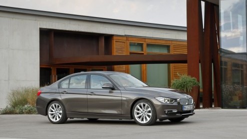 De nieuwe BMW 3 Serie belooft een goed nieuws show te worden dankzij innovatieve moderne snufjes, nog zuiniger motoren en meer interieurruimte. Grote vraag is nu hoe de F30-generatie zich op de weg