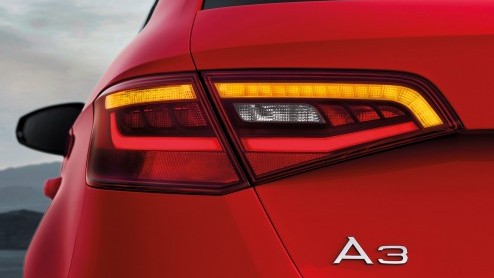 Hij stond al in Parijs, we gaan er binnenkort mee rijden en vanaf februari staat hij bij de dealer; de nieuwe Audi A3 Sportback. De importeur heeft alvast de prijslijst uit de doeken gedaan en die beg