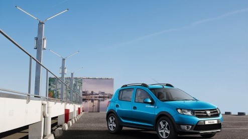 Eind deze maand gaan we kennismaken met de nieuwe Dacia Logan en Sandero. Van die laatste zijn zojuist de prijzen vrijgegeven; de nieuwe Sandero staat in december bij de dealer vanaf 10.990 euro en ko