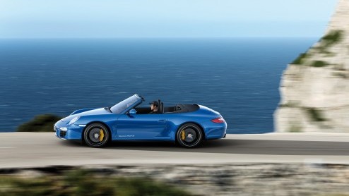 Porsche breidt de top van het modellengamma uit met twee vierwielaangedreven versies van de 911. De Coup en de Cabriolet van de 911 Carrera 4 GTS staan vanaf augustus bij de dealers.