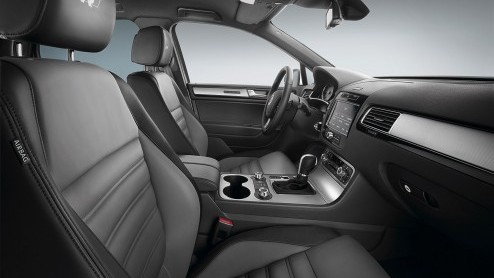 Volkswagen past het leveringsprogramma van de Touareg in Nederland aan. De luxe SUV is er voortaan alleen nog met een V6 TDI of als Hybride. Nieuw is ook het R-Line uitrustingsniveau. Prijzen beginnen